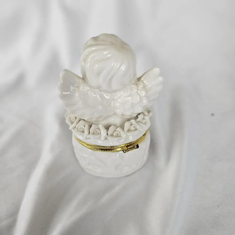 White Ceramic Cherub/Angel Trinket Jewerly Box With Roses, Great Condition